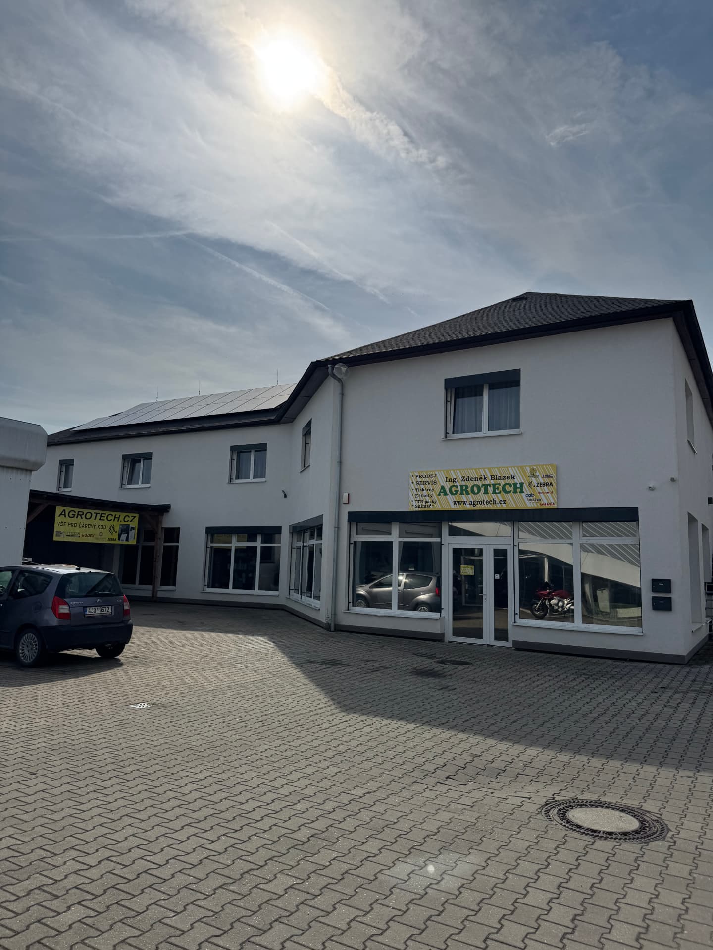 Vyčištěná fasáda komerční budovy