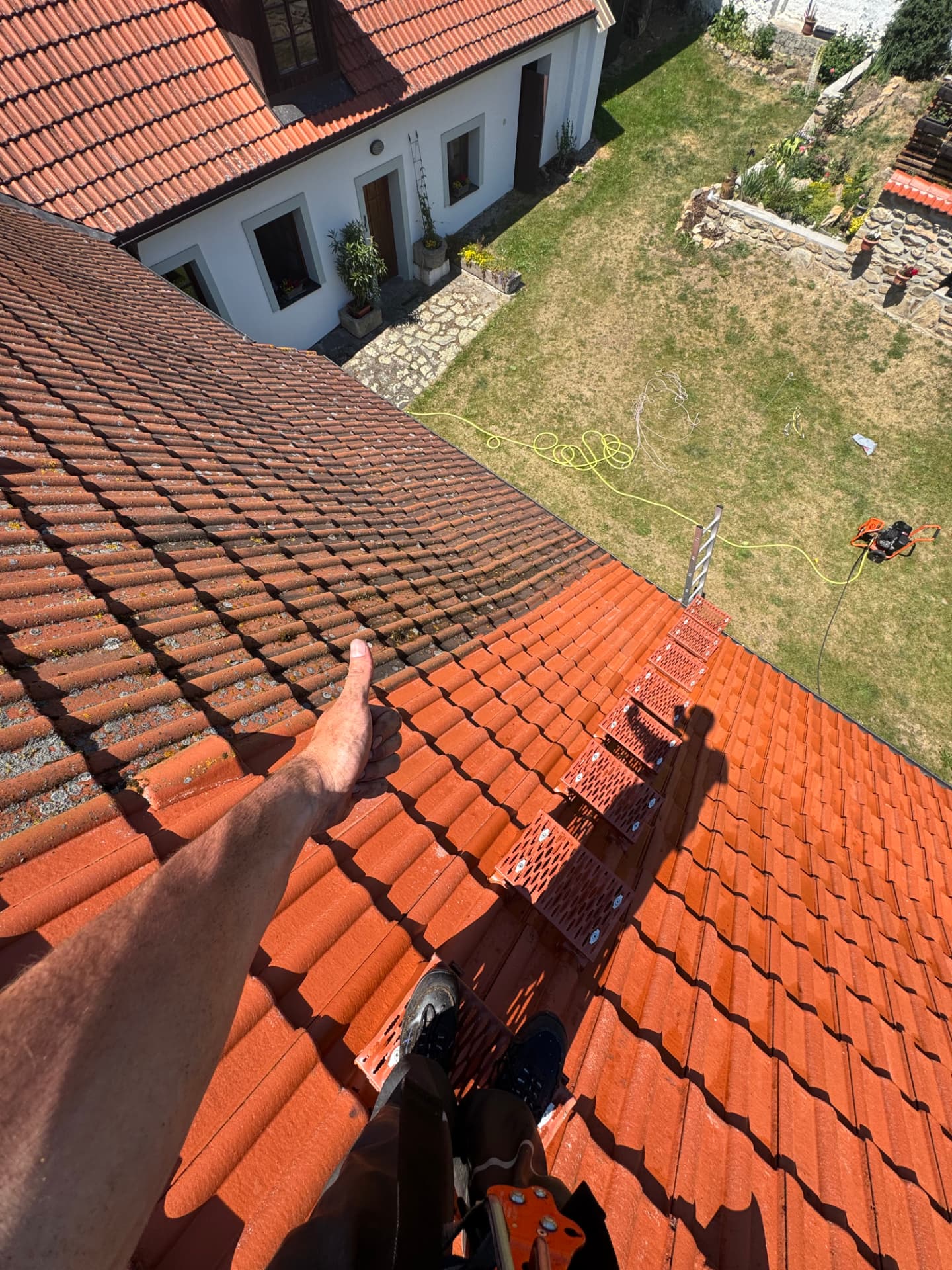 Nanášení čisticího přípravku na střechu teleskopickou tyčí