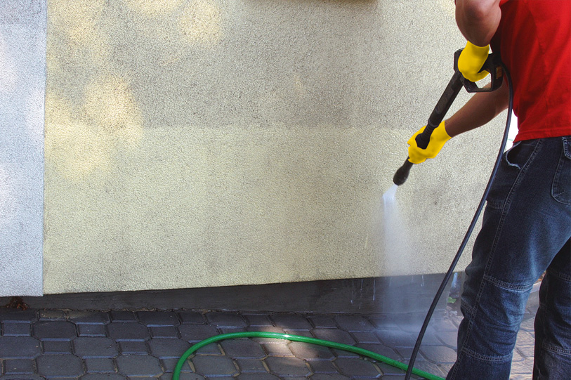 Srovnání čištění fasády zblízka a z dálky — před