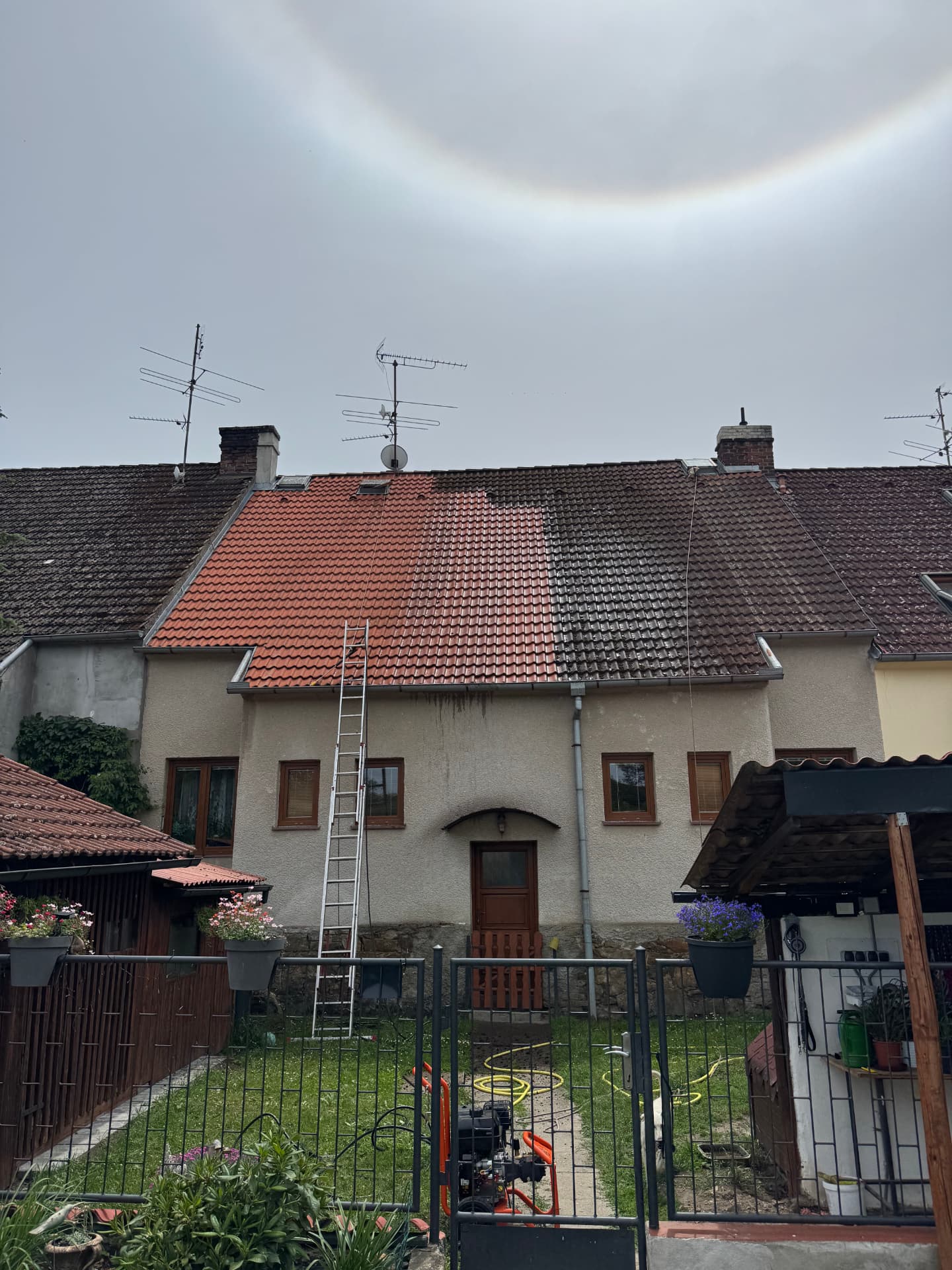 Řadový dům před a po vyčištění střechy