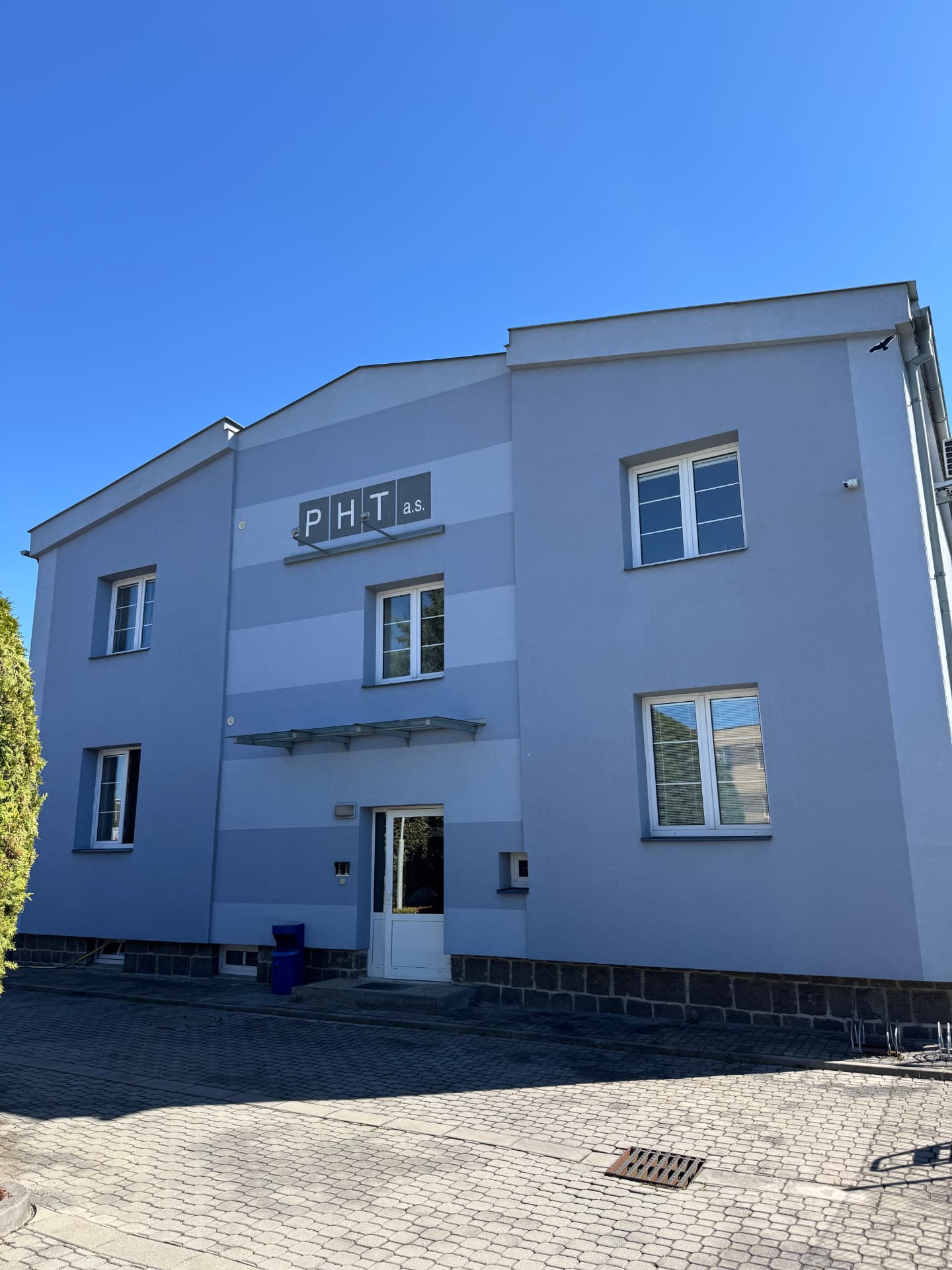 Čištění fasády komerční budovy