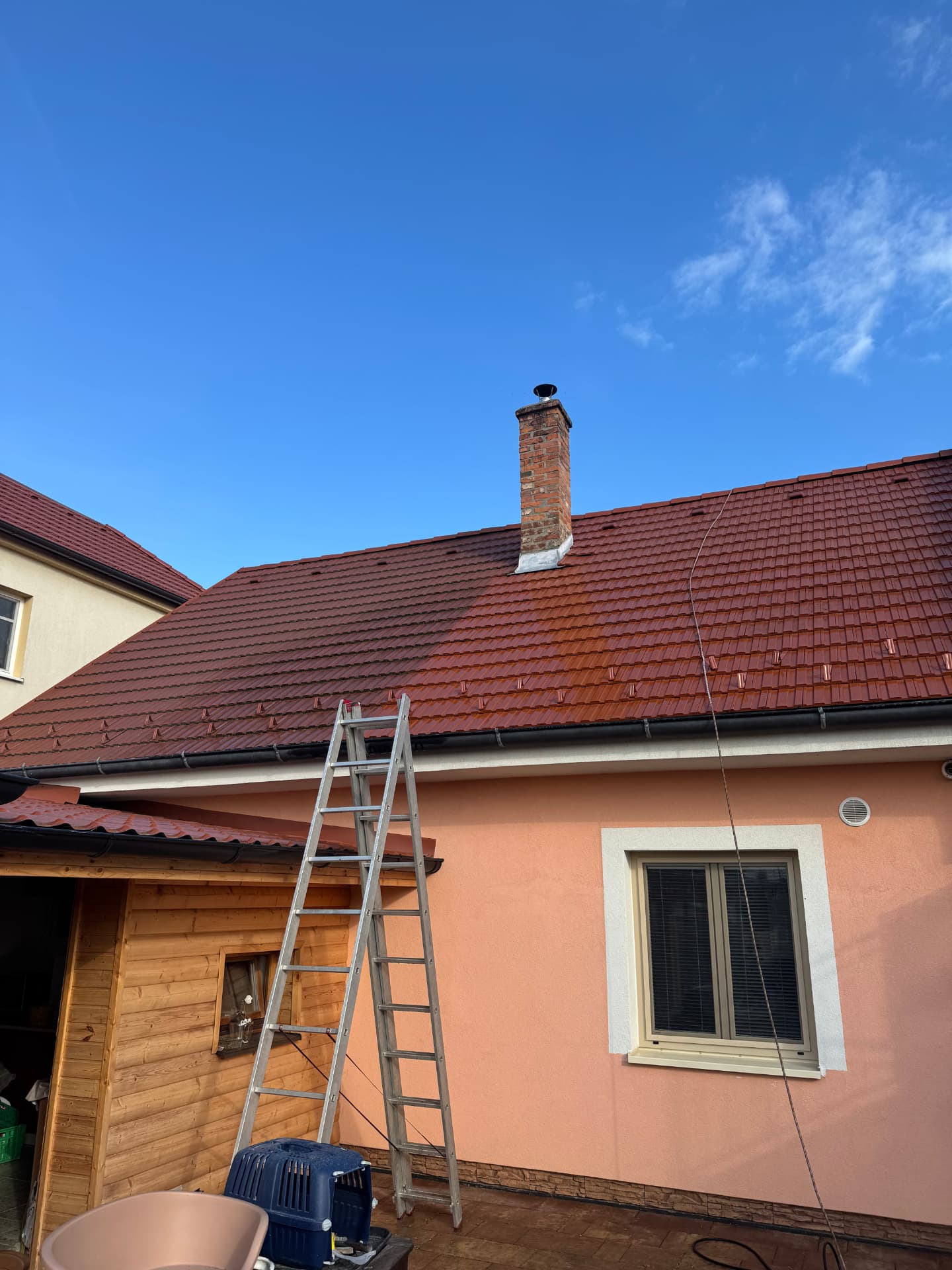 Střešní krytina před a po odstranění mechu a lišejníků