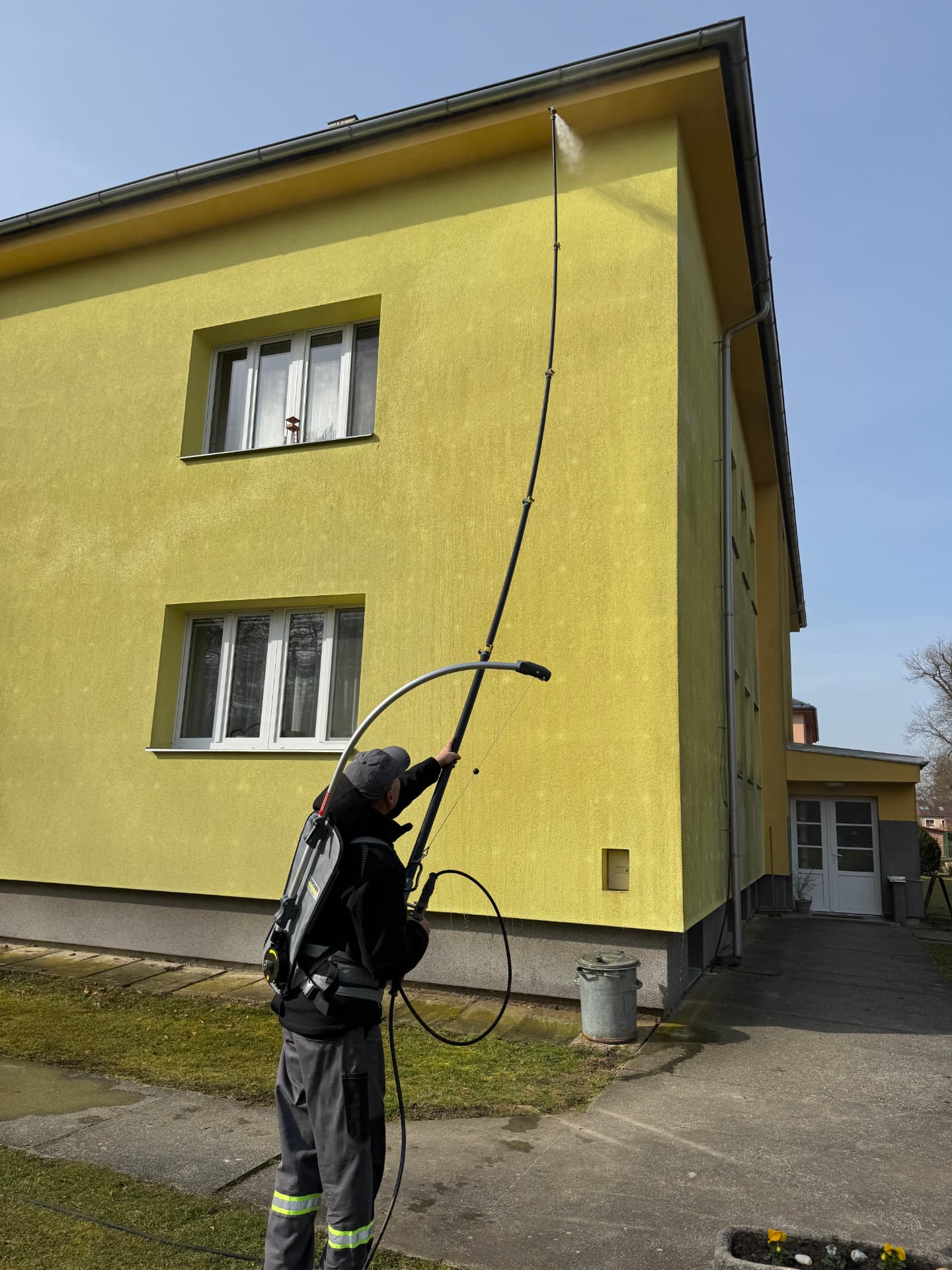 Čištění žluté fasády metodou Soft Wash