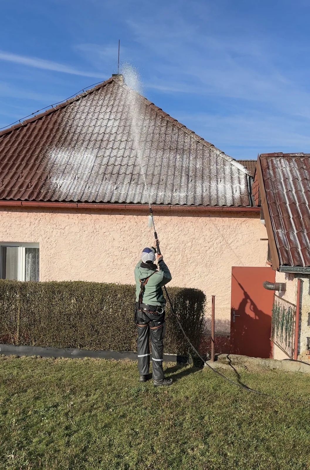Nanášení čisticího přípravku na střechu teleskopickou tyčí