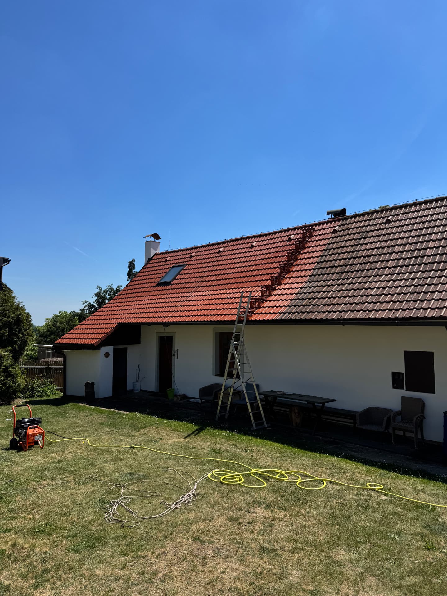 Červená tašková střecha před a po čištění