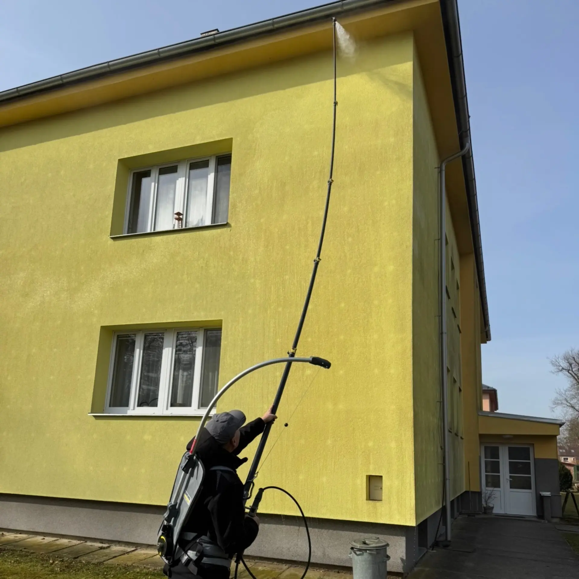 Čištění fasády teleskopickou tyčí bez lešení
