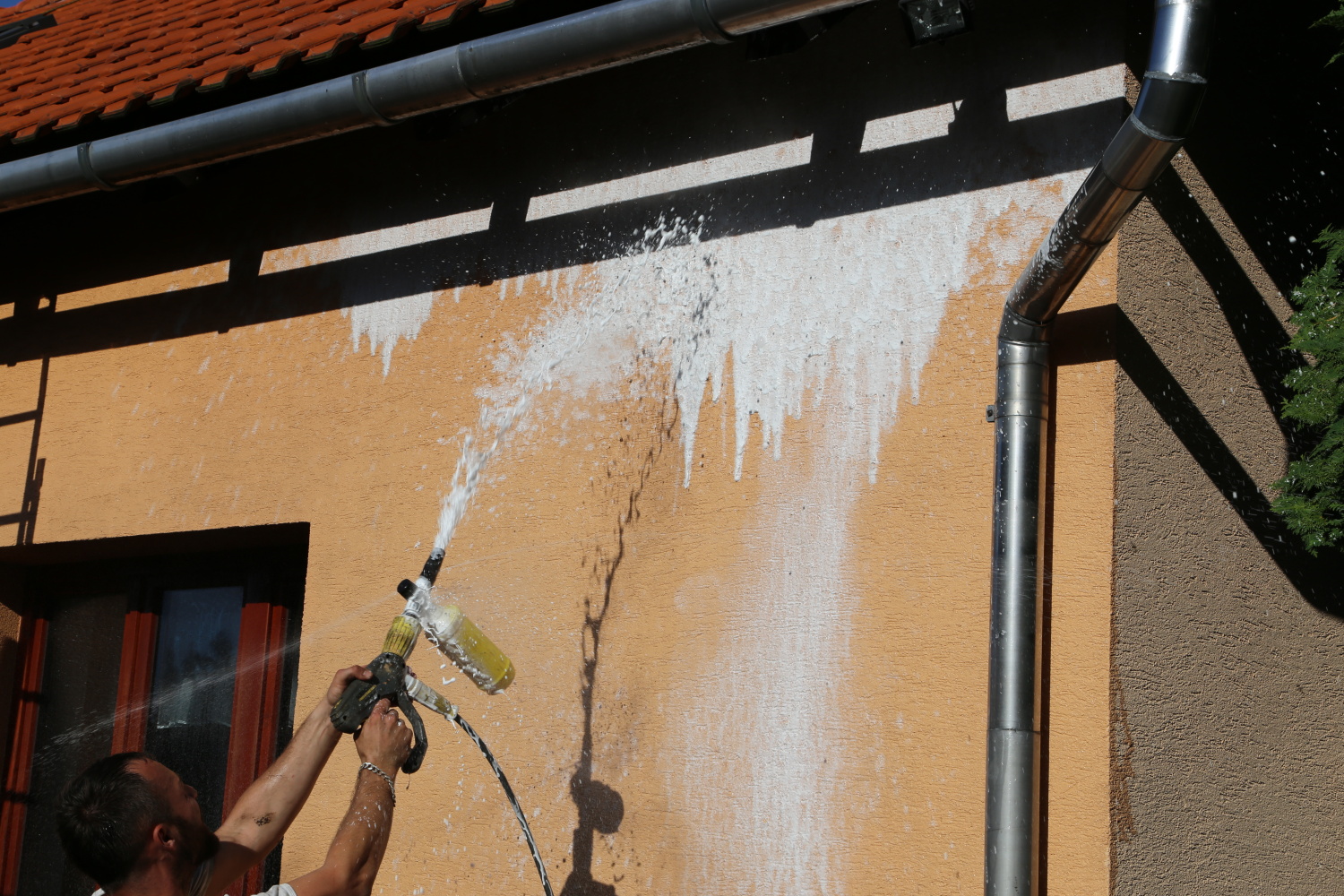 Srovnání čištění fasády zblízka a z dálky — po